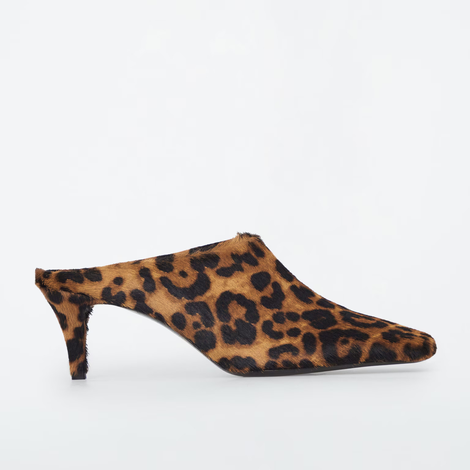 MULES CON ESTAMPADO DE LEOPARDO Y PUNTA CUADRADA