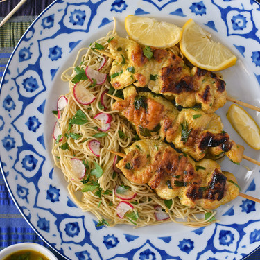 Satay de pollo marinado con ensalada de noodles: receta de inspiración tailandesa