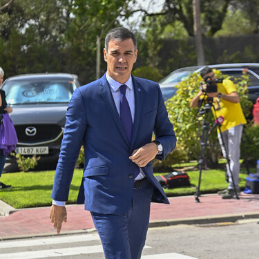 Pedro Sánchez, uno más en la capilla ardiente de María Teresa Campos: "Era una mujer entrañable, tuvimos una relación constante" 