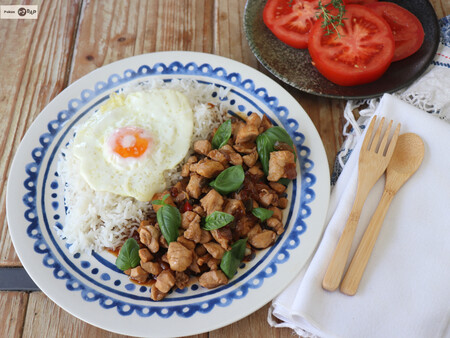Pad kra pao de pollo, la receta tailandesa para triunfar en casa con la familia o con amigos