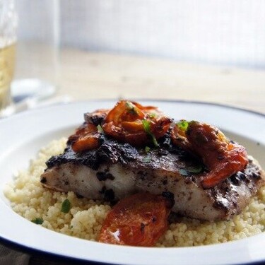 Bacalao con tapenade de aceitunas negras y tomates, receta
