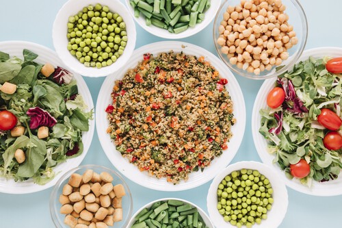 Vista Superior De Platos Con Ensaladas Y Garbanzos 2
