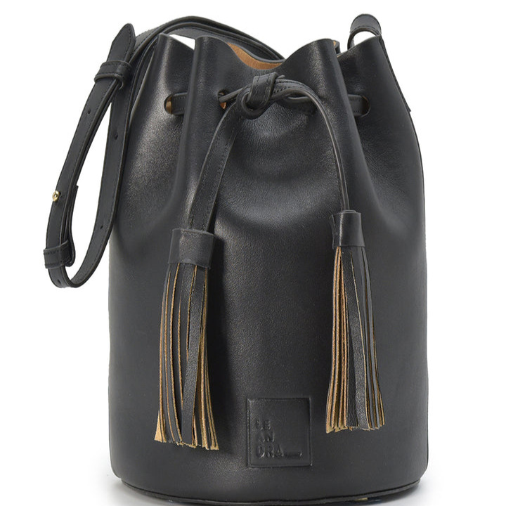 Leandra
Bandolera de mujer de piel tipo mini saco en color negro