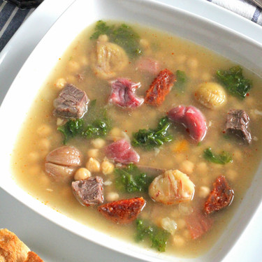Cocido gallego con garbanzos, castañas y kale. Receta reconfortante de otoño